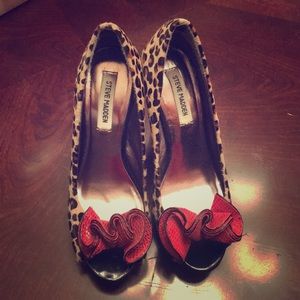 Size 7 Steve Madden cheetah print & ribbon heels